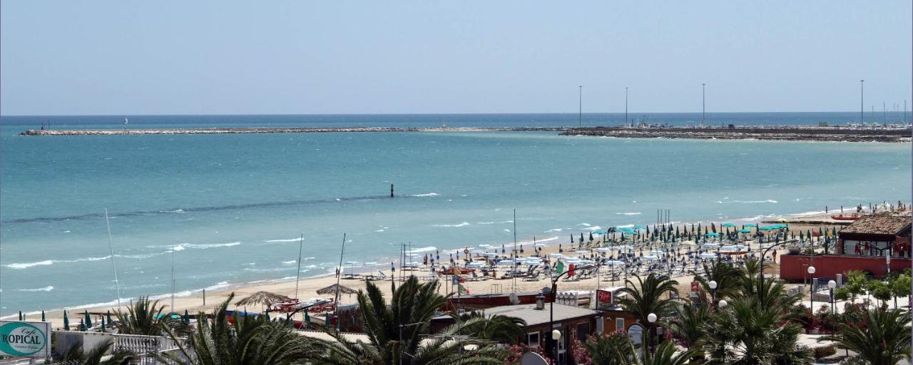 Hotel La Maestra Grottammare Bagian luar foto