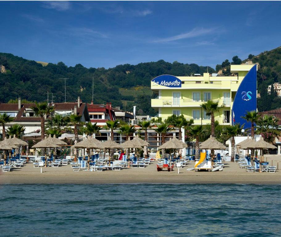 Hotel La Maestra Grottammare Bagian luar foto